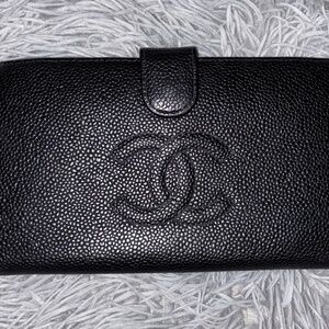 AUTHENTIC CHANEL Vintage BLACK CAVIAR LEATHER WALLET (Gorgeous)